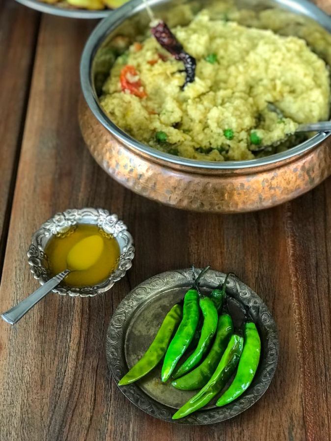 Green chillies and ghee accompanying khichuri