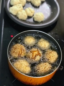 Binangkals are deep-fried dough ball coated with sesame seeds and originates from the Philippines.