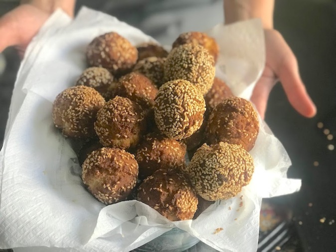 Binangkals are deep-fried dough ball coated with sesame seeds and originates from the Philippines.